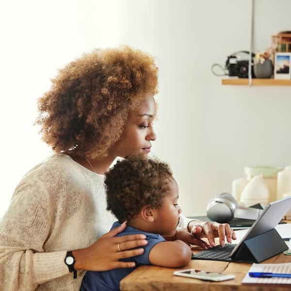 女人和孩子在平板电脑上